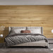 Une chambre moderne avec un papier peint en bois clair aux lattes horizontales, créant une atmosphère chaleureuse et naturelle.