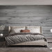 Une chambre moderne avec un papier peint imitation bois gris, créant une ambiance chaleureuse et naturelle, idéale pour la détente.