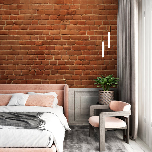 Une chambre moderne avec un papier peint imitant des briques rouges, créant une ambiance chaleureuse et industrielle.