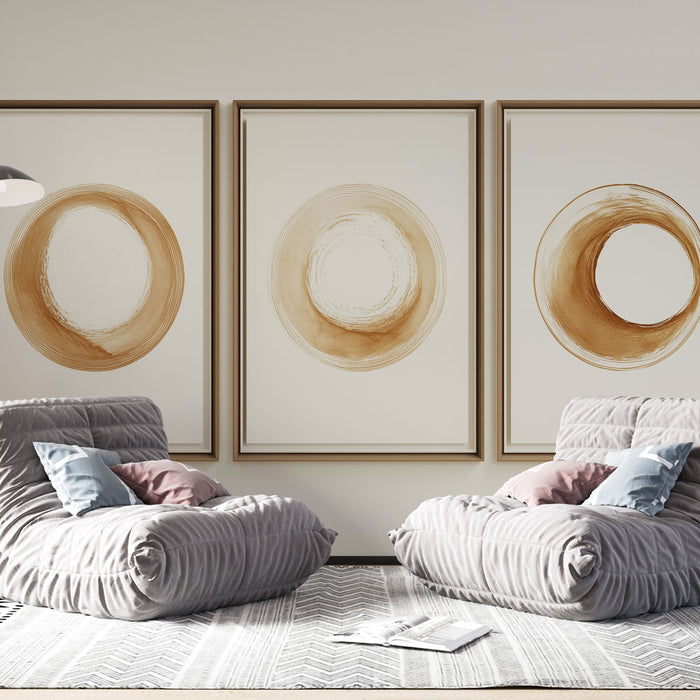 Un salon moderne avec un papier peint aux motifs abstraits dans des teintes beige et crème, créant une atmosphère chaleureuse et apaisante.