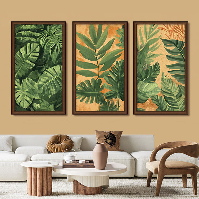 Un salon élégant avec un papier peint aux motifs de grandes feuilles tropicales vertes sur fond beige, créant une atmosphère chaleureuse et naturelle.