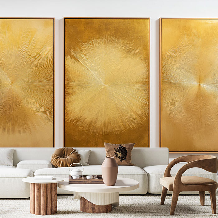 Un salon élégant avec un papier peint doré aux motifs abstraits évoquant une ambiance chaleureuse et lumineuse, accentuée par des touches contemporaines.