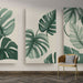 Une pièce moderne avec un papier peint tropical représentant de grandes feuilles de monstera vertes sur fond clair, créant une ambiance fraîche et apaisante.