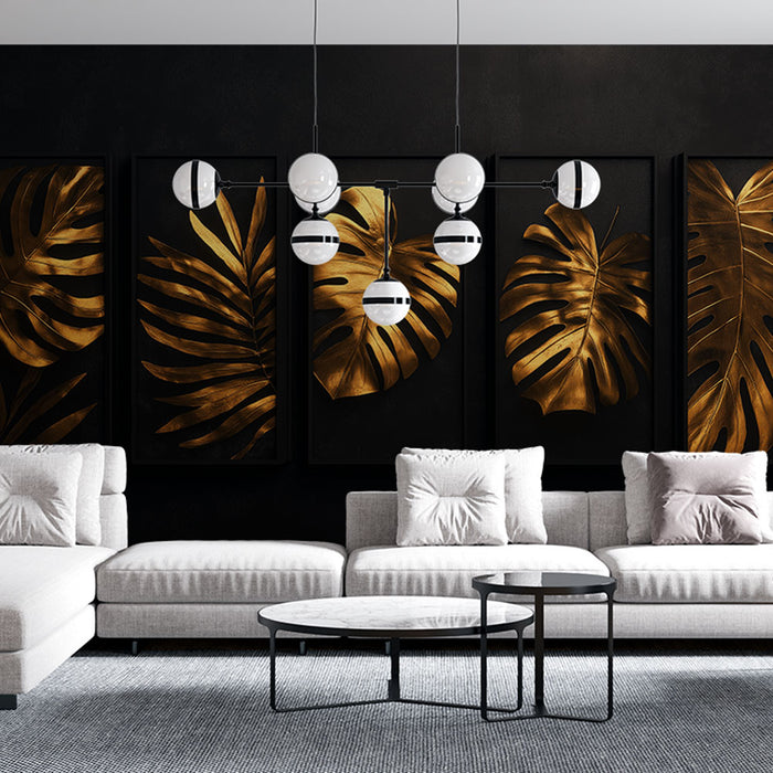 Un salon moderne avec un papier peint noir mettant en valeur de grandes feuilles dorées, créant une atmosphère élégante et sophistiquée.