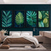 Une chambre moderne avec un papier peint vert foncé orné de grandes feuilles tropicales, créant une ambiance naturelle et apaisante.