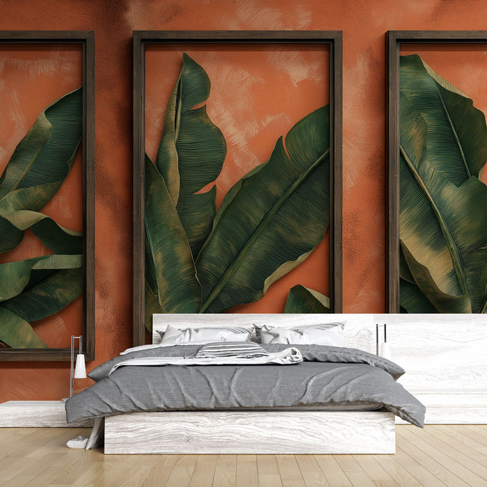 Une chambre moderne avec un papier peint représentant de grandes feuilles tropicales vertes sur un fond ocre chaleureux, créant une atmosphère apaisante et naturelle.
