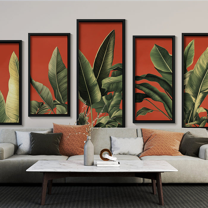 Un salon moderne avec un papier peint représentant des feuilles tropicales sur fond rouge, créant une atmosphère chaleureuse et accueillante.