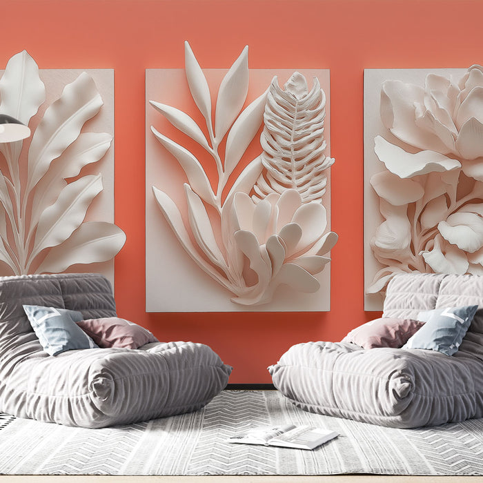 Une pièce moderne avec un papier peint texturé en relief représentant des motifs floraux en blanc sur un fond corail, créant une ambiance chaleureuse et artistique.