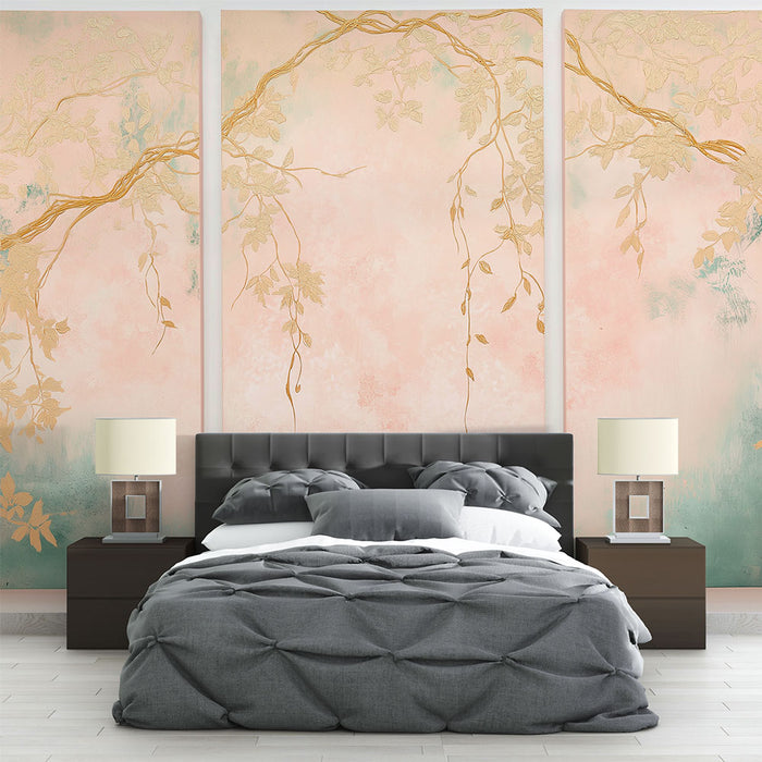 Une chambre élégante avec un papier peint aux motifs floraux dorés sur fond rose doux, créant une atmosphère romantique et apaisante.