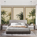 Une chambre moderne avec un papier peint tropical représentant de luxuriantes feuilles vertes sur un fond beige, créant une ambiance apaisante et naturelle.