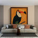 Un salon moderne avec un papier peint illustrant un toucan sur fond orange vif, créant une ambiance chaleureuse et tropicale.