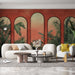 Un salon moderne avec un papier peint tropical aux teintes chaudes, représentant des palmiers dans des arches sur fond rouge, créant une atmosphère accueillante et vivante.