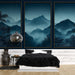 Une chambre moderne avec un papier peint représentant des montagnes brumeuses en dégradé de bleu, créant une atmosphère apaisante et mystérieuse.
