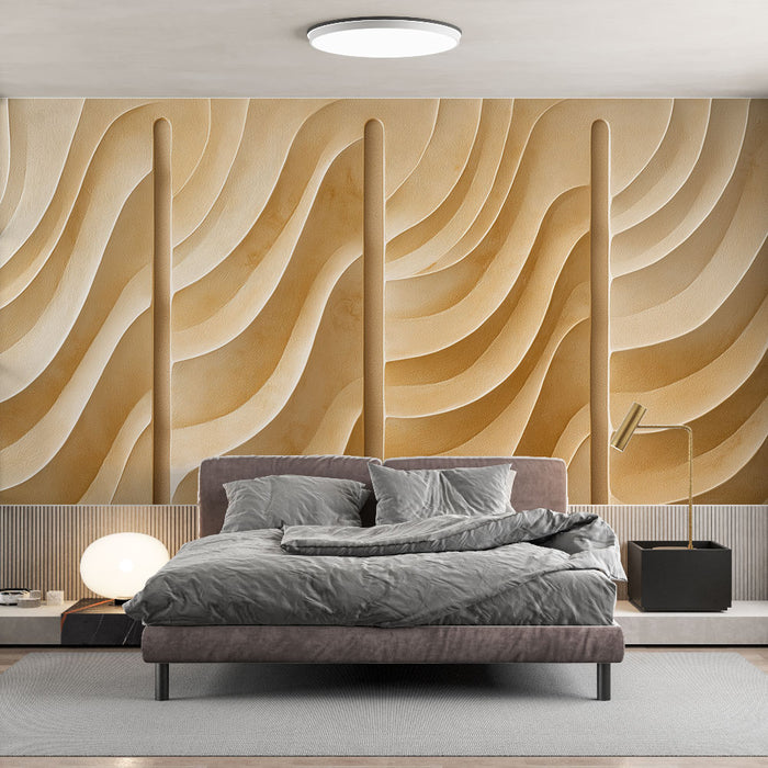 Une chambre moderne avec un papier peint texturé aux ondulations dorées et beige créant une ambiance chaleureuse et apaisante.