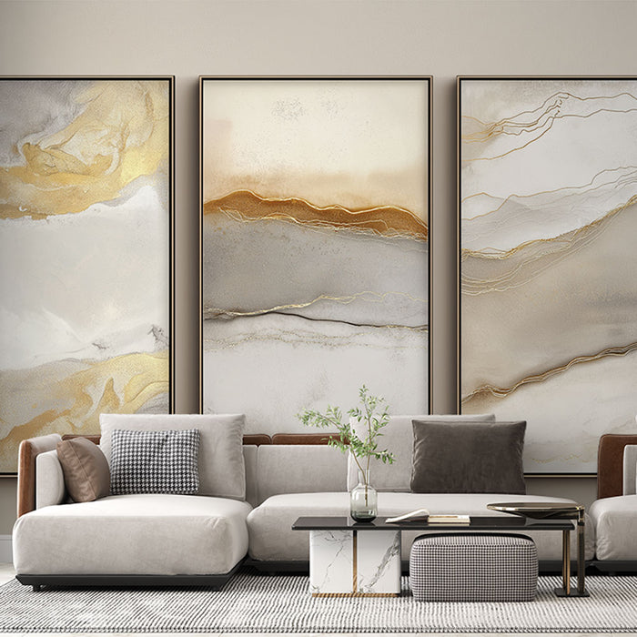 Un salon moderne avec un papier peint aux motifs abstraits dans des teintes de beige, or et blanc, créant une atmosphère élégante et apaisante.