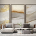 Un salon moderne avec un papier peint aux motifs abstraits dans des teintes de beige, or et blanc, créant une atmosphère élégante et apaisante.