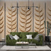 Un salon moderne avec un papier peint texturé beige représentant de grandes feuilles en relief, créant une ambiance chaleureuse et naturelle.