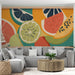 Un salon moderne avec un papier peint coloré représentant des fruits tropicaux aux teintes vives, créant une ambiance joyeuse et rafraîchissante.