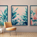 Une pièce moderne avec un papier peint tropical aux teintes douces, représentant des feuillages luxuriants sur fond pastel, créant une ambiance relaxante et accueillante.