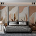 Une chambre moderne avec un papier peint aux motifs organiques dans des teintes douces de beige et de terracotta, créant une atmosphère chaleureuse et apaisante.
