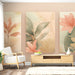 Une pièce lumineuse avec un papier peint tropical aux motifs de feuilles et fleurs pastel, créant une ambiance douce et apaisante.