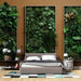 Une chambre moderne avec un papier peint végétal luxuriant, représentant une mur végétal riche en feuillage vert, créant une atmosphère apaisante et naturelle.