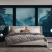 Une chambre moderne avec un papier peint représentant des paysages brumeux en nuances de bleu, créant une atmosphère apaisante et immersive.