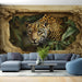 Un salon moderne avec un papier peint représentant un léopard majestueux émergeant d'une paroi rocheuse, créant une ambiance sauvage et captivante.