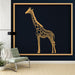 Une pièce moderne avec un papier peint représentant une girafe stylisée en doré sur fond bleu nuit, dégageant une atmosphère artistique et originale.