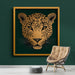 Une pièce moderne avec un papier peint vert foncé mettant en valeur un grand portrait de léopard doré, créant une ambiance audacieuse et artistique.