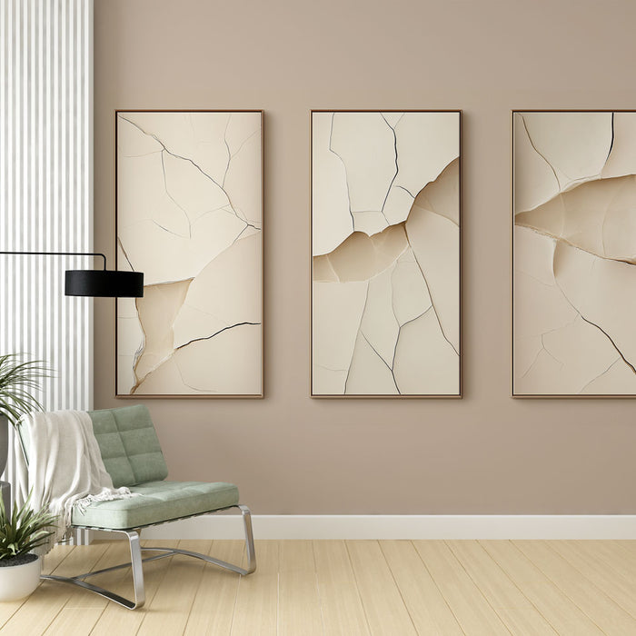 Un salon contemporain avec un papier peint aux motifs de fissures délicates dans des teintes crème et beige, créant une ambiance artistique et apaisante.