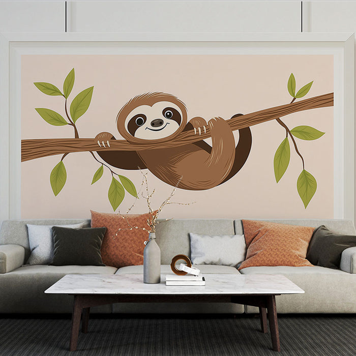 Un salon moderne avec un papier peint illustré d'un paresseux suspendu à une branche, créant une ambiance ludique et chaleureuse.