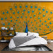 Une chambre moderne avec un papier peint représentant un paon majestueux sur fond jaune, créant une ambiance vibrante et artistique.