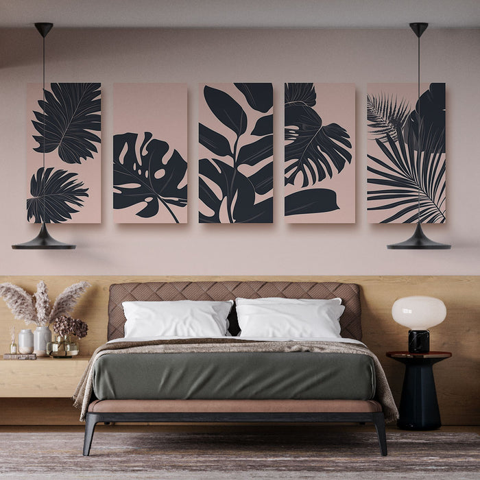 Une chambre moderne avec un papier peint aux motifs de feuillages noirs sur fond rose, créant une atmosphère élégante et apaisante.