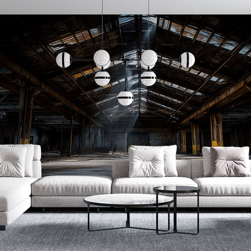 Un salon contemporain avec un papier peint représentant une ancienne usine, dégageant une atmosphère industrielle et nostalgique, accentuée par des lumières modernes.