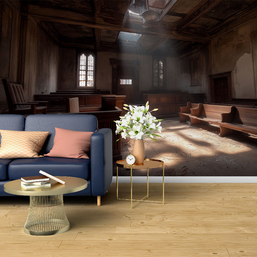 Une pièce spacieuse avec un papier peint représentant un ancien intérieur de chapelle, évoquant une atmosphère nostalgique et mystérieuse.