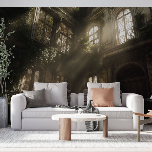 Un salon élégant avec un papier peint représentant une architecture abandonnée, baignée de lumière naturelle et de végétation luxuriante, créant une atmosphère mystérieuse et apaisante.
