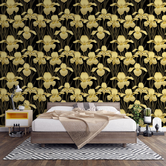 Une chambre élégante avec un papier peint floral jaune sur fond noir, créant une atmosphère à la fois moderne et chaleureuse.