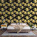 Une chambre élégante avec un papier peint floral jaune sur fond noir, créant une atmosphère à la fois moderne et chaleureuse.