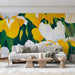 Un salon moderne avec un papier peint floral aux grandes fleurs jaunes et blanches sur fond vert, créant une atmosphère joyeuse et vivante.