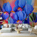 Un salon moderne avec un papier peint floral aux iris bleus vibrants sur fond dégradé, créant une ambiance artistique et dynamique.