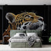 Papier peint mural avec portrait majestueux de jaguar sur fond noir pour chambre moderne.