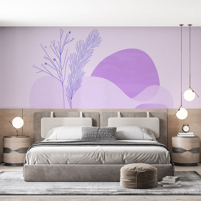 Une chambre moderne avec un papier peint aux formes abstraites et aux motifs floraux dans des teintes de violet, créant une atmosphère apaisante et artistique.