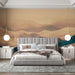 Une chambre moderne avec un papier peint aux dégradés doux de beige et bleu évoquant des paysages montagneux, créant une atmosphère apaisante et chaleureuse.