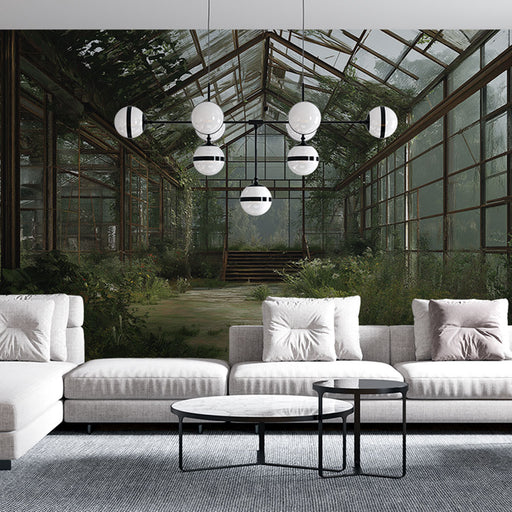 Un salon moderne avec un papier peint représentant une serre abandonnée, mêlant verdure luxuriante et lumière douce, créant une atmosphère apaisante et naturelle.