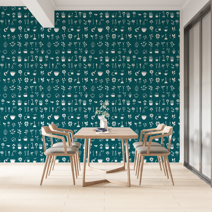 Une salle à manger lumineuse avec un papier peint vert émeraude orné de motifs blancs représentant des plantes et des outils de jardinage, créant une ambiance fraîche et accueillante.