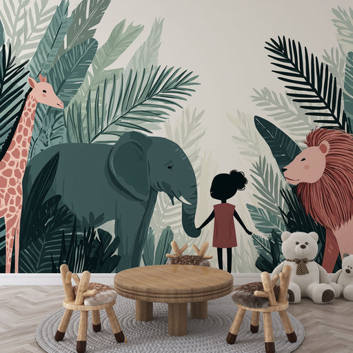 Une chambre d'enfant avec un papier peint illustrant des animaux de la savane, tels qu'un éléphant, une girafe et un lion, entourés de feuillages luxuriants et colorés.