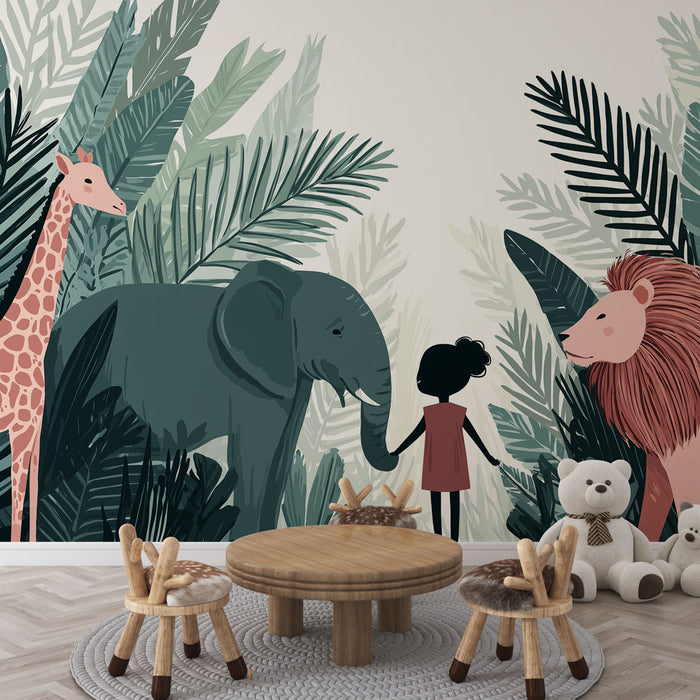 Une chambre d'enfant avec un papier peint illustrant des animaux de la savane, tels qu'un éléphant, une girafe et un lion, entourés de feuillages luxuriants et colorés.