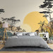 Une chambre apaisante avec un papier peint illustrant une jungle stylisée, des silhouettes de plantes et un grand soleil jaune créant une atmosphère chaleureuse et naturelle.
