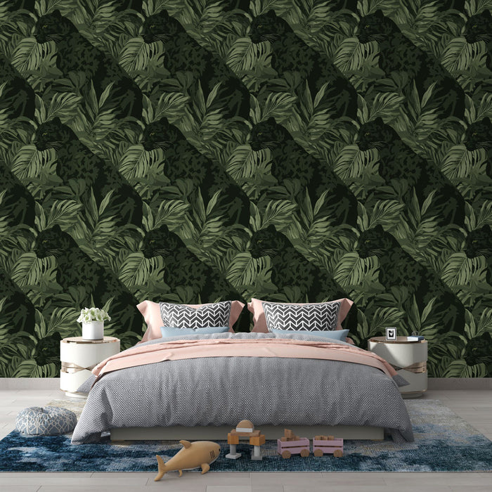 Une chambre moderne avec un papier peint tropical représentant des jaguars camouflés parmi de grandes feuilles vertes, créant une ambiance sauvage et élégante.